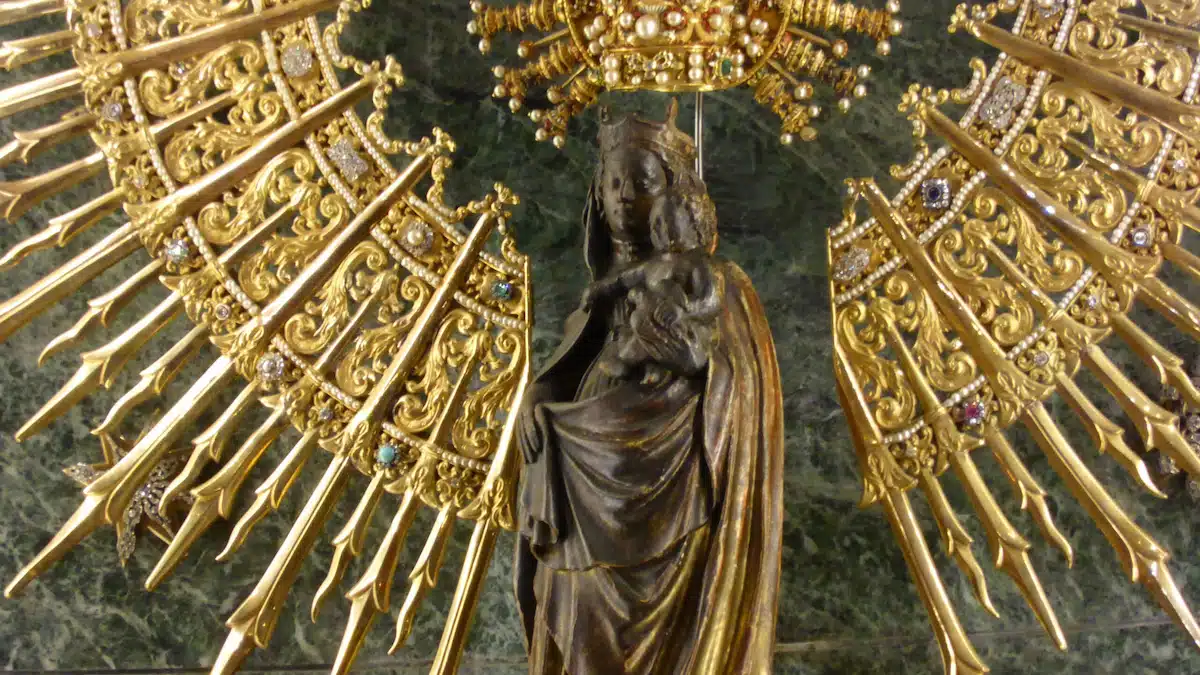 La Virgen del Pilar y la tradición de las cintas