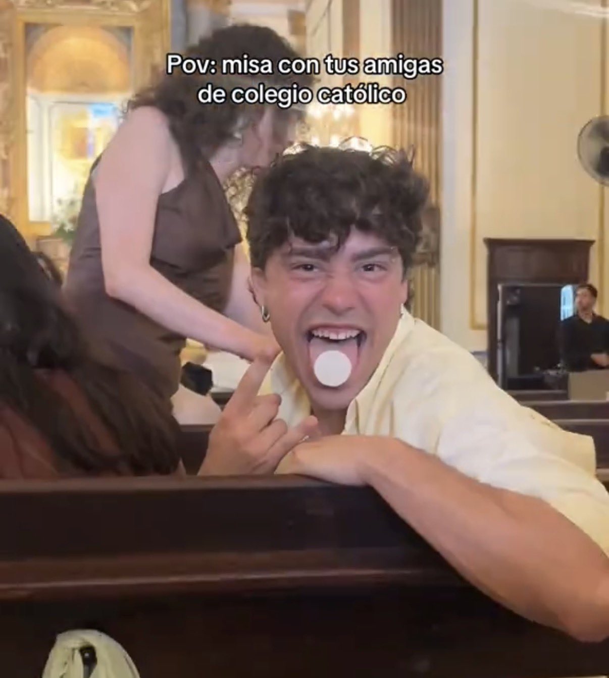 Joven exhibe sobre la lengua una hostia consagrada y realiza un gesto obsceno con la mano.